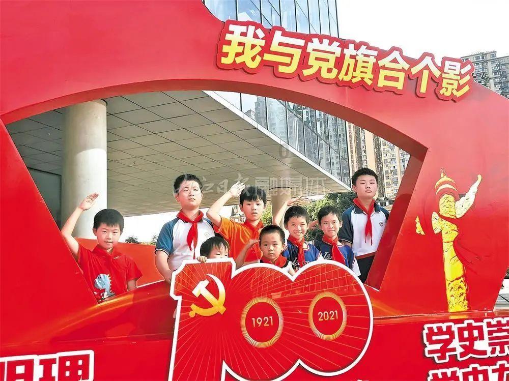 希腊货船在红海遇袭现场曝光 导弹爆炸后冒火光